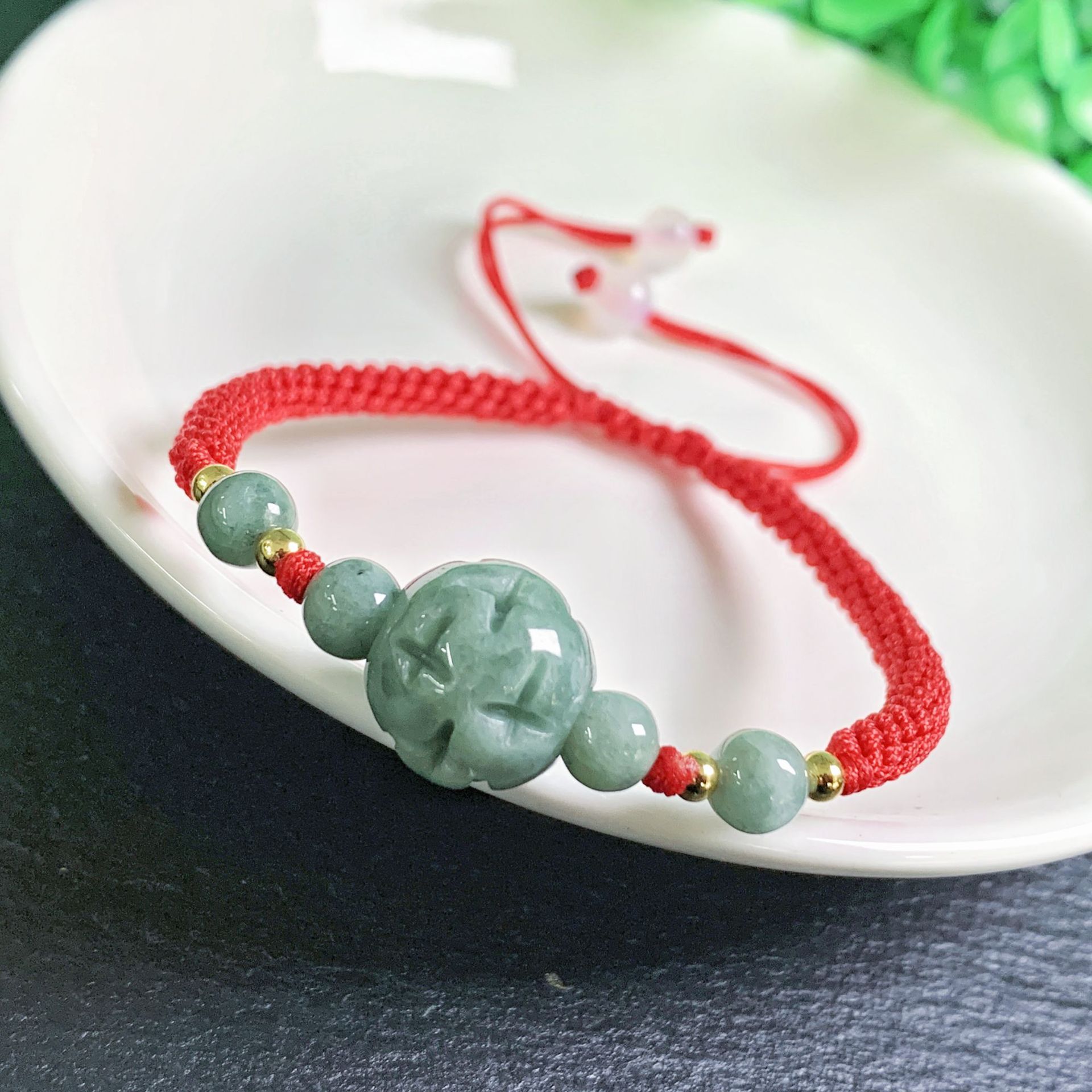 Beading - Un braccialetto con perline intagliate in